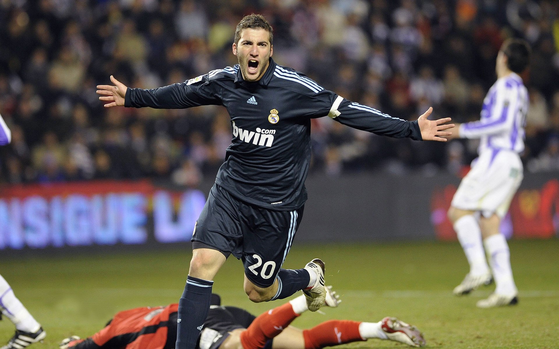 爱游戏APP-德甲融合战术，比分4-3，明星锋线发威，控球率70%，传球成功86%，德甲对标